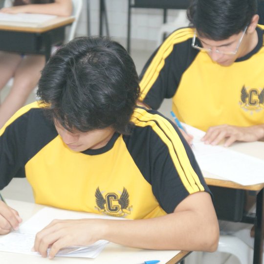 #41611 Professores ministram curso de redação para alunos do EJA