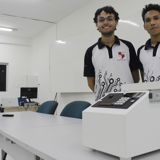 #41617 Telejornal exibe matéria sobre protótipos criados a partir de lixo eletrônico