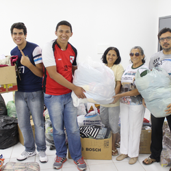 #41683 Campus realiza doação de roupas e alimentos e contribui com ação social