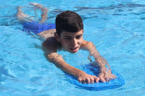 Iniciativa reúne jovens do Campus e da rede pública de ensino da Zona Norte de Natal para a prática da natação