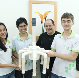 #41780 Professor expõe projeto de uso eficiente de recursos hídricos na Festa do Boi