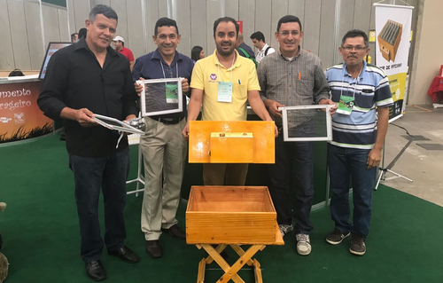 Seu Duarte (camisa listrada) e Iago (centro) criaram equipamento com placas coletoras que atraem abelhas para extração do veneno