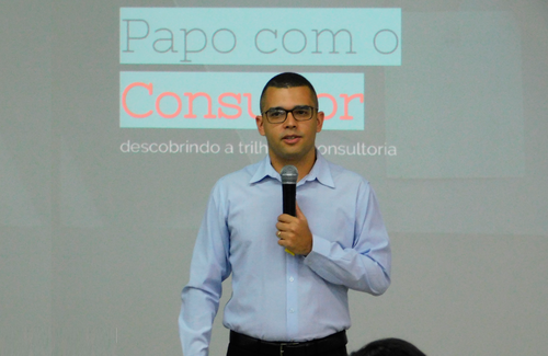 Programação incluiu palestra sobre consultoria empresarial, com o professor César Augusto Barreto