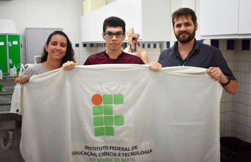 Estudante vai participar também de capacitação no Instituto Butantã, em São Paulo. Na foto, também os professores de Biologia Liliane Gurgel e Miguel Kolodiuk