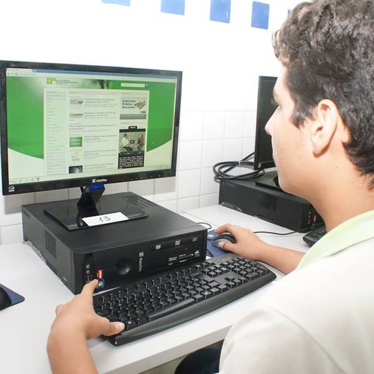 #42486 Novo curso de Informática para Internet é tema de entrevista de estúdio