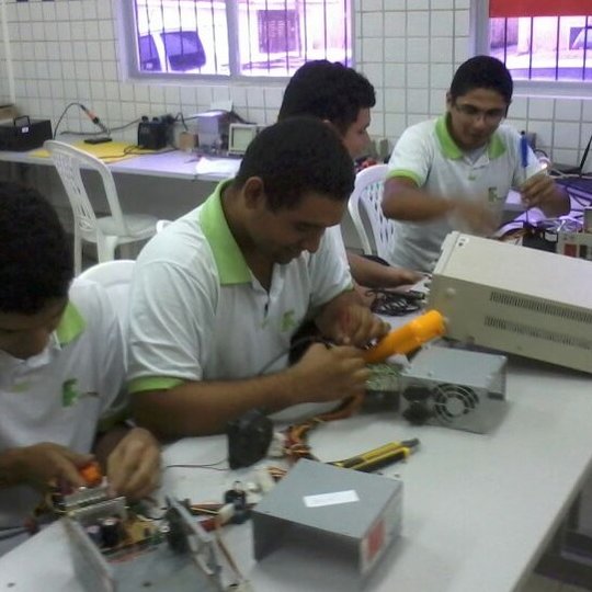 #42625 Alunos desenvolvem projeto de reaproveitamento de lixo eletrônico