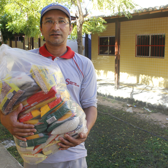 #42731 Campus realiza doação de roupas e alimentos e contribui com ação social