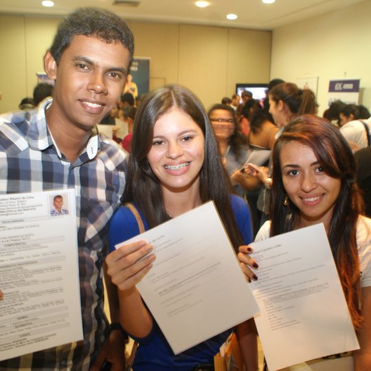 #43016 Alunos interagem com representantes de empresas durante feira de estágios