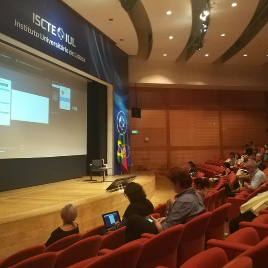 #43080 Aluno apresenta resultados de pesquisa em conferência em Portugal