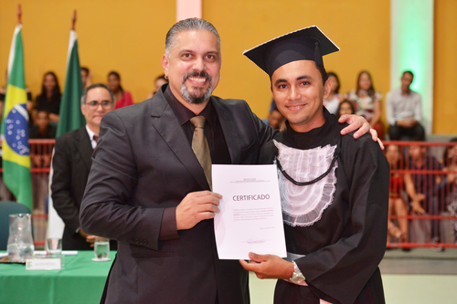 Prestador de serviço do Campus desde 2008, Celso não segurou a emoção ao receber diploma de distinção: "O coração bateu a mil"