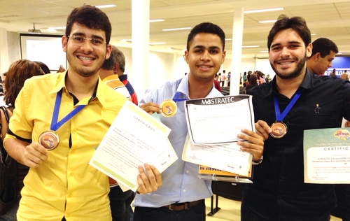 Adriano, Victor e Vitor Hugo coroaram a participação na Fenecit com medalhas e credenciamentos para mostras de tecnologia