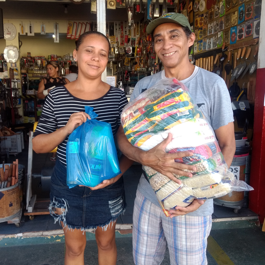 #43482 Servidores lançam campanha de doação de cestas básicas para alunos