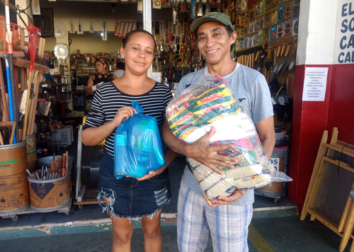 Iniciativa teve apoio do Grêmio e contou com entrega de cestas básicas