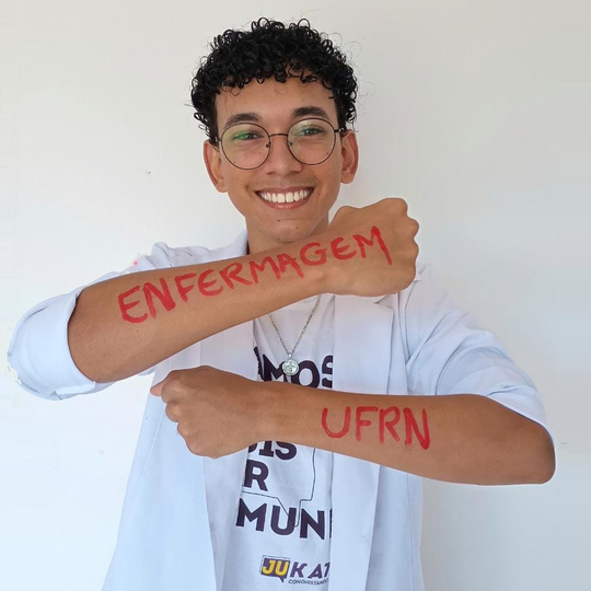 #43561 Alunos comemoram aprovação no SiSU e ingresso em universidades públicas