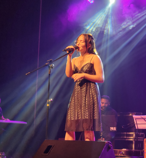 Sabrina Melo cantou a música "É Você". (Foto: Edmilson Campos)