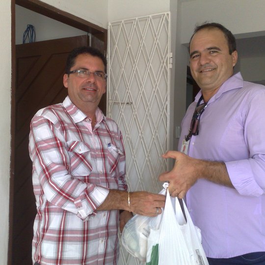 #43888 Instituto doa alimentos e contribui com obra social