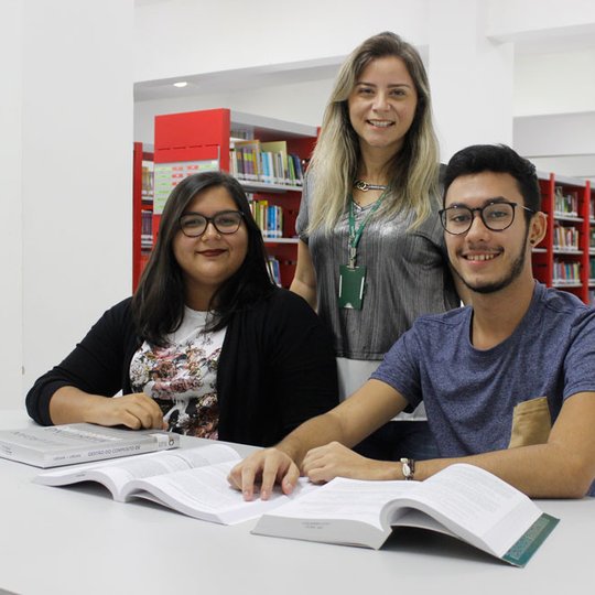 #43925 Egressos do curso de comércio têm trabalhos aprovados em evento científico