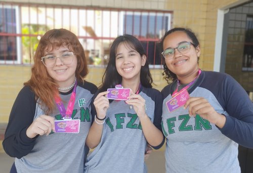 Alice, Clara e Bruna comemoram prêmios que conquistaram na 18ª Fenecit, realizada em Pernambuco