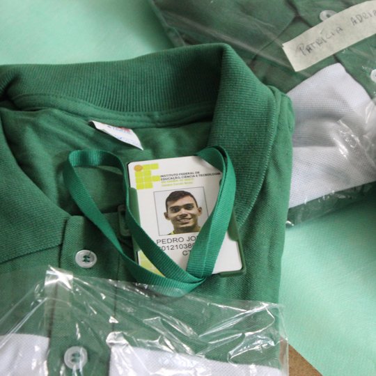 #44237 COAES entrega fardamento a bolsistas do IFRN Currais Novos