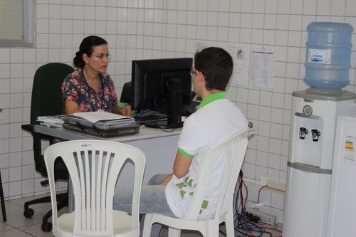 Ana Célia, Técnica em Enfermagem do Campus, realizando a avaliação