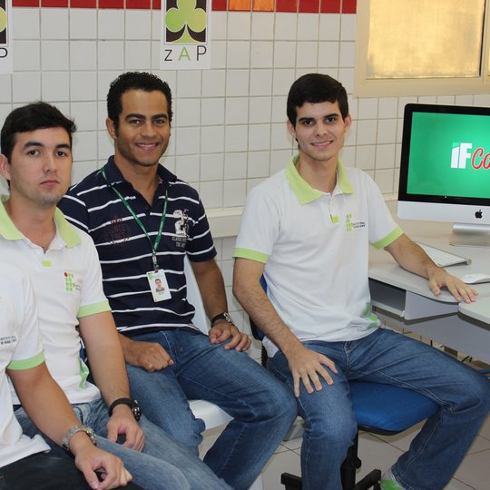 #44369 Alunos de Informática lançam site e aplicativo para cálculo de notas escolares