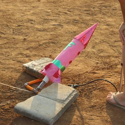 #44492 Turmas dos terceiros anos de Alimentos desenvolvem atividade de lançamento de foguetes feitos de garrafas PET.
