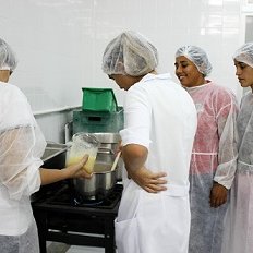 #45021 Alunos produzem geléia de limão, "bala" e geléia de maracujá