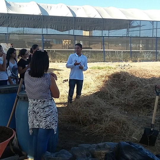 #45193 Professor e alunos realizam minicurso sobre compostagem e biofertilizante