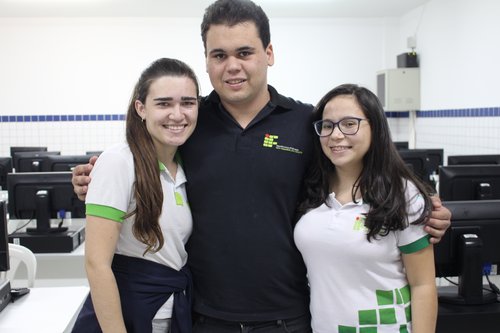 Os alunos Bruna Oliveira, Anderson Gurgel e Rebeca Paiva