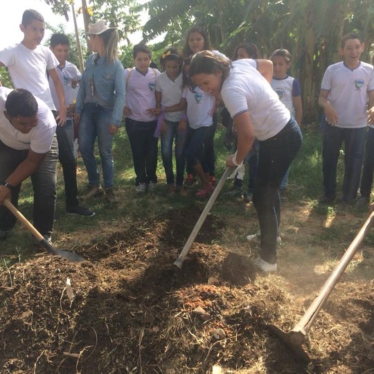 #4604 Projeto Horta Sustentável traz alunos da escola Ovídio Montenegro para dia de atividades no campus
