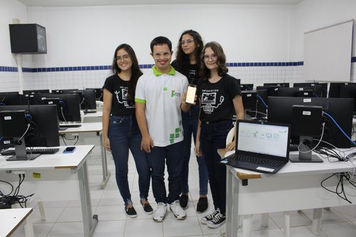 As autoras do projeto Ana Cristina, Hellen Sousa e Antônia Laila apresentaram o aplicativo ao aluno João Luís