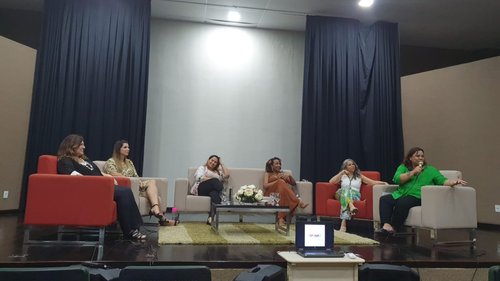 As docentes Nádia Farias e Josevânia Dantas, participaram da mediação da mesa dialogada “As experiências de estágios docentes nos Campi do IFRN”
