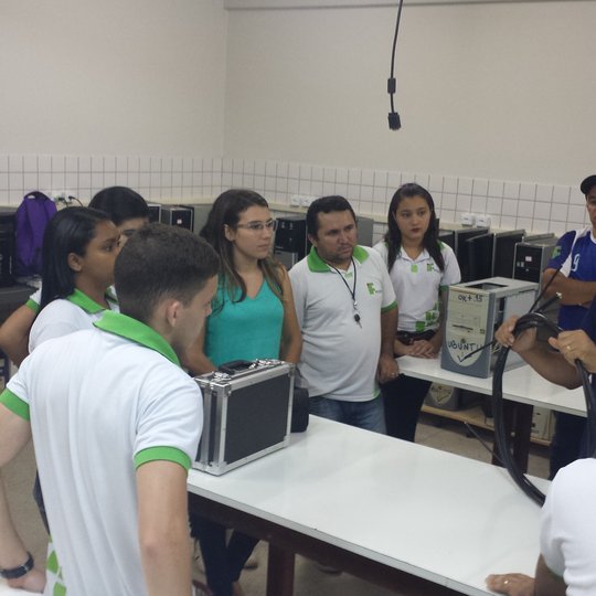 #47876 Estudantes de Informática participam de aula prática