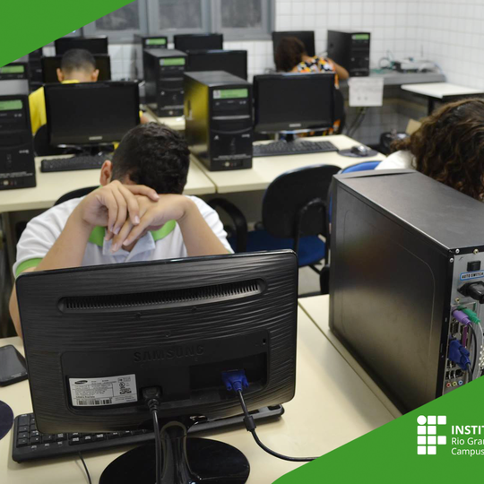 #49652 Projeto de extensão promove inclusão digital de alunos da rede pública