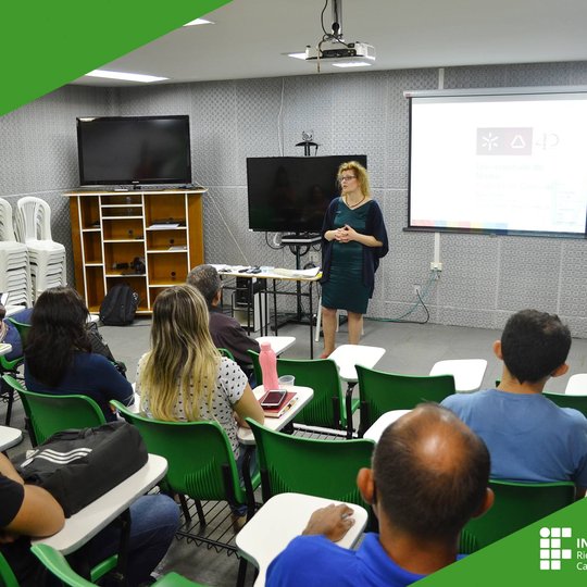 #49985 Docente da Universidade do Minho palestrou sobre o doutorado da Instituição aos servidores do campus