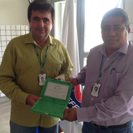 #50654 Servidor recebe Comenda de Técnico Administrativo mais antigo, em exercício, do Campus
