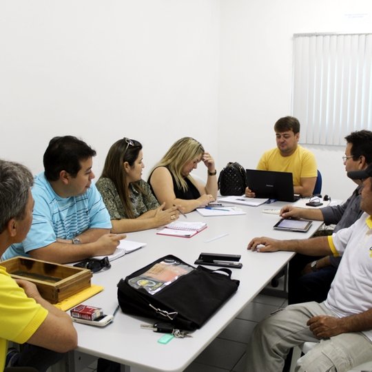 #51174 Docentes de Apicultura reúnem-se com membros do Sebrae e Emater para implantação do Projeto Apis Jovem Empreendedor 