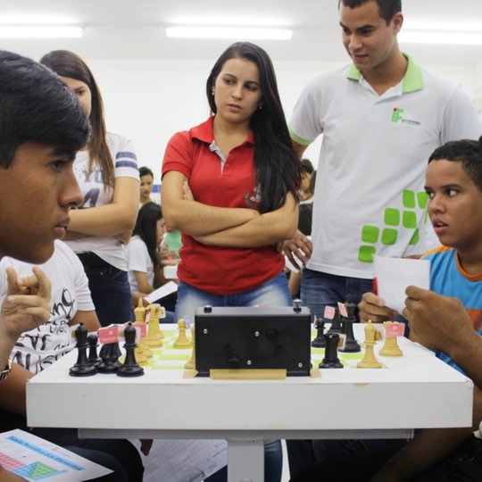 #51597 Bolsistas do PIBID promovem atividade educativa de Química com alunos de escola pública