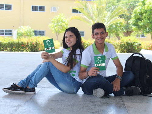 Viviane Araujo e Ryan Sousa, alunos do Instituto, que participaram do ProITEC.