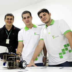 #51678 Alunos do Campus Pau dos Ferros do IFRN disputam competição de robótica na França