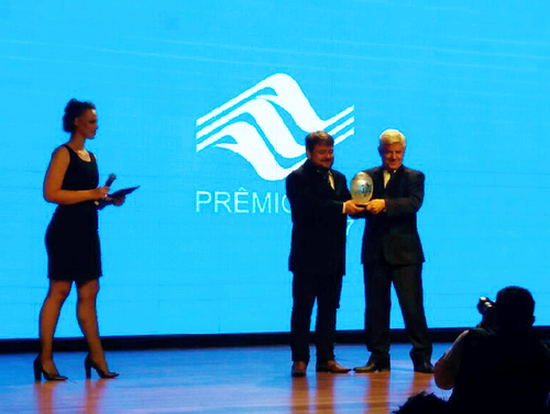 Professor Ivan, autor do Projeto, recebendo o Troféu do Prêmio ANA.