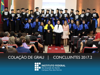 Novos graduados posam para foto com o Reitor do IFRN e demais autoridades da Solenidade. Foto: Vicente Gabriel.