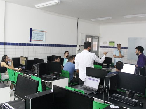 Um dos momentos da capacitação em Laboratório de Informática do Instituto. Foto: João Luiz Pereira.