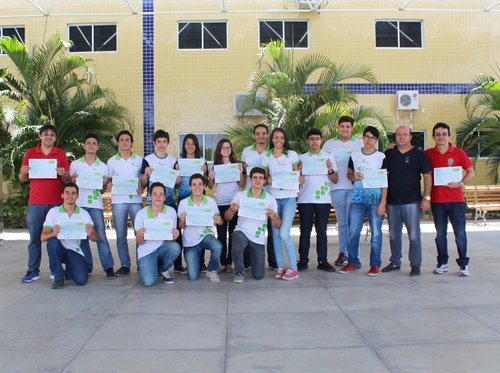 Parte dos alunos certificados posam para foto com professores de Matemática