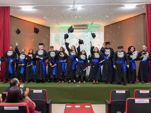 Graduados (as) comemoram a realização do sonho de colar grau. Foto: Jalon Medeiros.