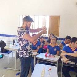 #52032 Aluno de especialização a distância realiza experimentos com baixo custo em escola pública de Marcelino Vieira