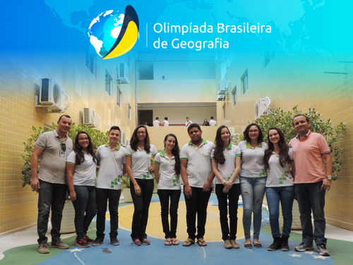 Alguns dos alunos medalhistas da OBG 2017 posam para foto ao lado dos professores Valenir Lima e Luciano Dutra