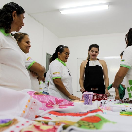 #52248 Alunas do Programa Mulhers Mil produzem e expõem peças de corte e costura e vestuário