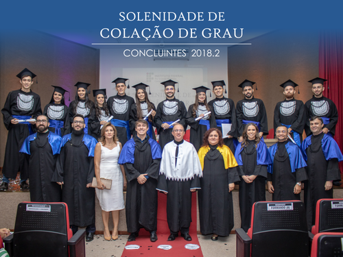 Novos graduados posam para fotos com integrantes da mesa diretiva. Foto: Jalon Medeiros.