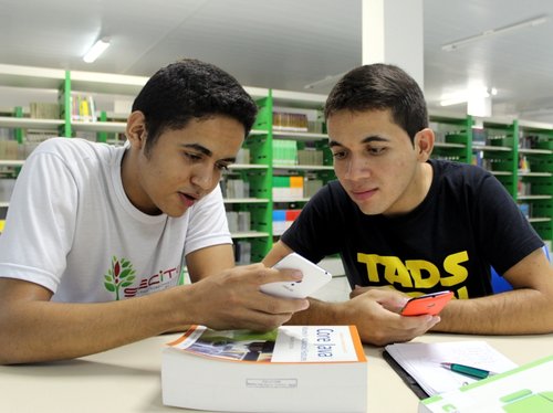 Jilcimar e Sávio, alunos desenvolvedores, utilizando o app. Foto: Marcilio França